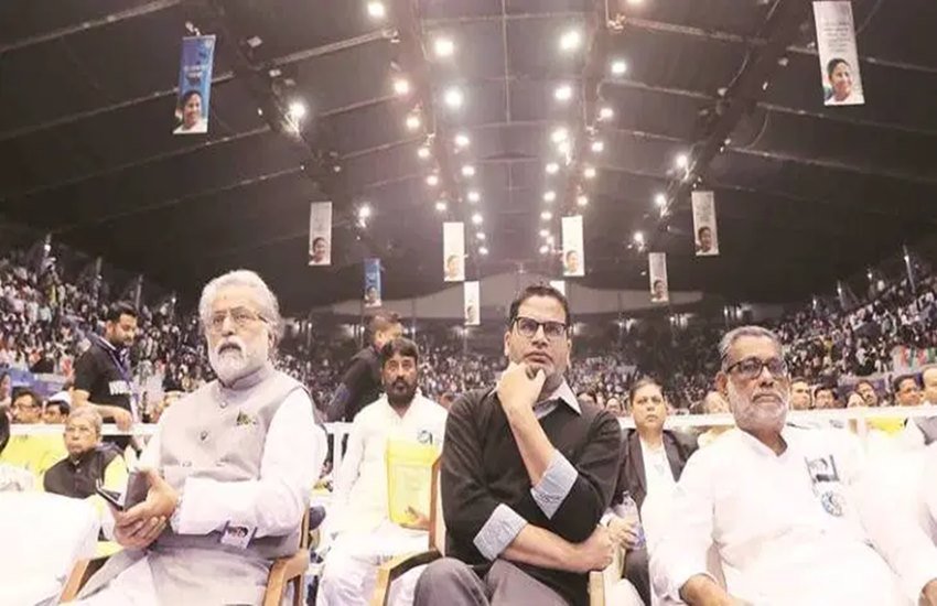 सोमवार को कोलकाता के नेताजी इंडोर स्टेडियम में पार्टी की बैठक में टीएमसी नेताओं के साथ प्रशांत किशोर। (Photo: Partha Paul)