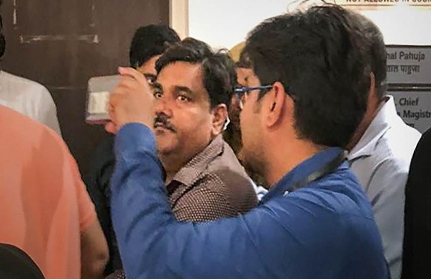 दिल्ली दंगों का आरोपी विधायक ताहिर हुसैन 