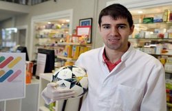 covid 19: देश सेवा के लिए थाईलैंड मैच खेलने नहीं गया स्पैनिश फुटबॉलर, दवा दुकान में करने लगा काम