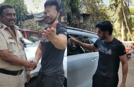 Varun Dhawan, Actor Varun Dhawan, Varun Dhawan Calls Cops, Varun Dhawan Pictures, Varun Dhawan With Mumbai Police, ENTERTAINMENT NEWS, BOLLYWOOD NEWS, TELEVISION NEWS, ENTERTAINMENT NEWS, Bollywood Actor Varun Dhawan