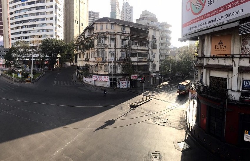 Janta Curfew in India Updates: 14 घंटे का जनता कर्फ्यू शुरू हुआ। (Express photo by Nirmal Harindran)