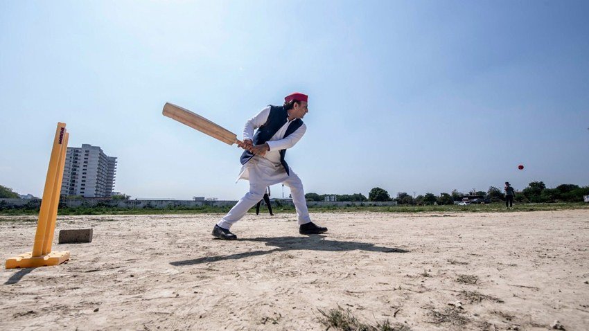 अखिलेश यादव ने ये तस्वीर अपने सोशल मीडिया अकाउंट से शेयर की थी जिसमें वह लंबा शॉट मारते दिख रहे हैं।