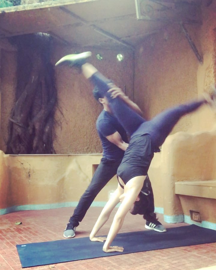 खुद को परफेक्ट शेप में रखने के लिए आलिया हफ्ते में 3 बार कार्डियो करती हैं, जिसके लिए वो करीब 45 मिनट का समय लेती हैं। वर्कआउट रुटीन में कार्डियो के अलावा वेट ट्रेनिंग, ट्रेड मिल पर रनिंग करती हैं और एल्टिट्यूड ट्रेनिंग भी लेती हैं।