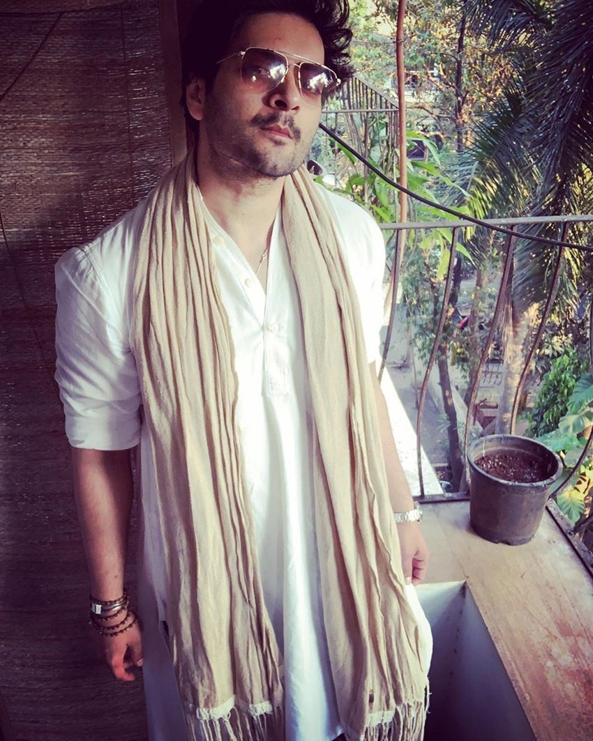 अली ने वीडियो पोस्ट करते हुए लिखा- कुछ लोगों तक उनके जरूरत की चीजें पहुंचानी हैं। मैं निकल चुका हूं। आप लोग भी जितना हो सके लोगों की मदद कीजिए।