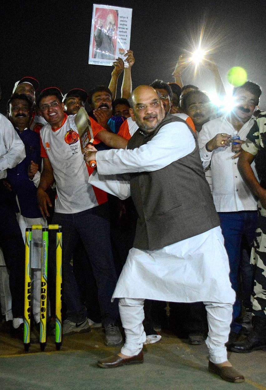 गृहमंत्री अमित शाह भी अहमदाबाद में बैटिंग करते नजर आए थे।