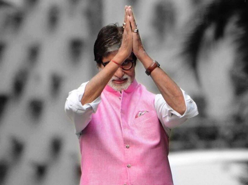 एंग्री यंग मैन अमिताभ बच्चन भी पिंक कपड़ों में पब्लिकली नजर आ चुके हैं।