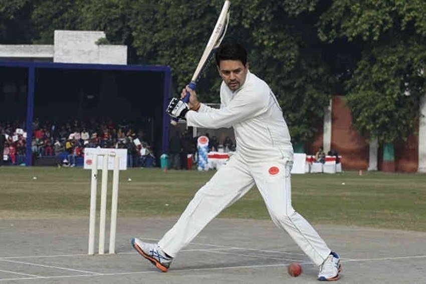 बीजेपी सांसद और केंद्रीय वित्त राज्य मंत्री अनुराग ठाकुर क्रिकेटर रह चुके हैं। वह रणजी भी खेल चुके हैं।