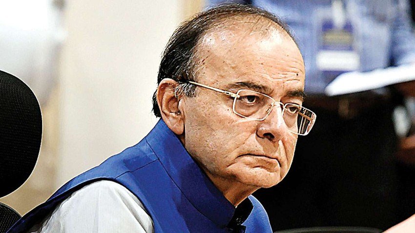 Arun Jaitley: दिवंगत अरुण जेटली भी वकील थे। जेटली ने 1977 में दिल्ली विश्वविद्यालय से वकालत की डिग्री ली थी। वकालत करने के बाद वह राजनीति में आ गए थे। वह बीजेपी के नेत़त्व वाली सरकार में मंत्री भी रह चुके हैं।