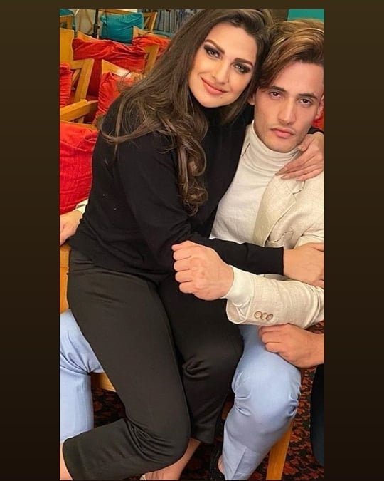 दोनों पब्लिक प्लेस पर भी साथ में रोमांटिक दिखते हैं।