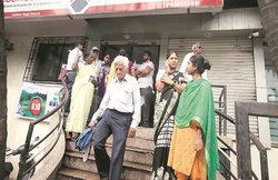 बैंक जाने से पहले ध्यान दें, कोरोना के संकट के बीच होंगे सिर्फ ये जरूरी काम, जानें- किन कामों पर लगी रोक