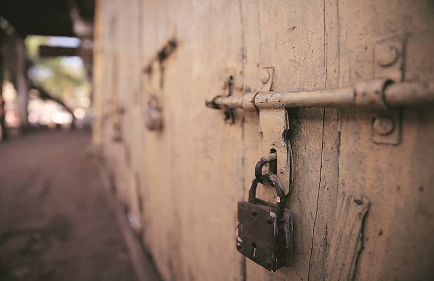 इंटरनेट का एक गलत इस्तेमाल यह भी है कि कमजोर तबके की जनसंख्या तक कोरोना को लेकर जागरूकता नहीं अफवाह पहुंची है। 
