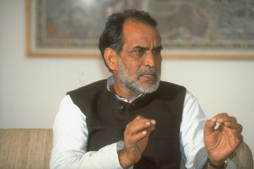 युवा तुर्क के नाम से मशहूर चंद्रशेखर ने इलाहाबाद विश्वविद्यालय से राजनीति विज्ञान में एमए किया था।