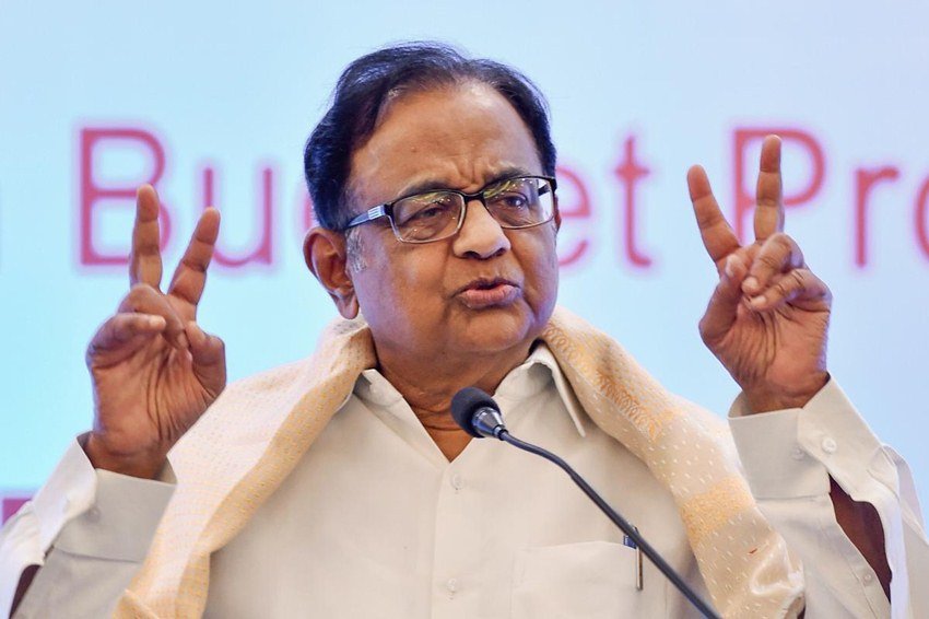P Chidambaram: कांग्रेस की सरकार में वित्त मंत्रालय और गृ​ह मंत्रालय जैसे अहम महकमों की जिम्मेदारी संभाल चुके पी चिंदबरम मुख्य रूप से कॉरपोरेट वकील हैं। चिदंबरम ने वकालत की शुरुआत मद्रास हाई कोर्ट से की थी। वह 1984 तक देश के वरिष्ठ वकील बन गये थे।