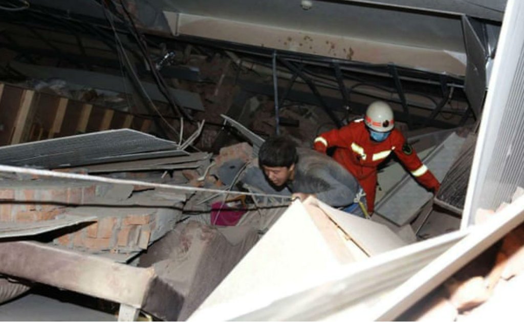 चीन के क्वांगझू शहर में ढह गया क्वारैंटाइन सेंटर बनाया गया होटल। (फोटो- एपी)