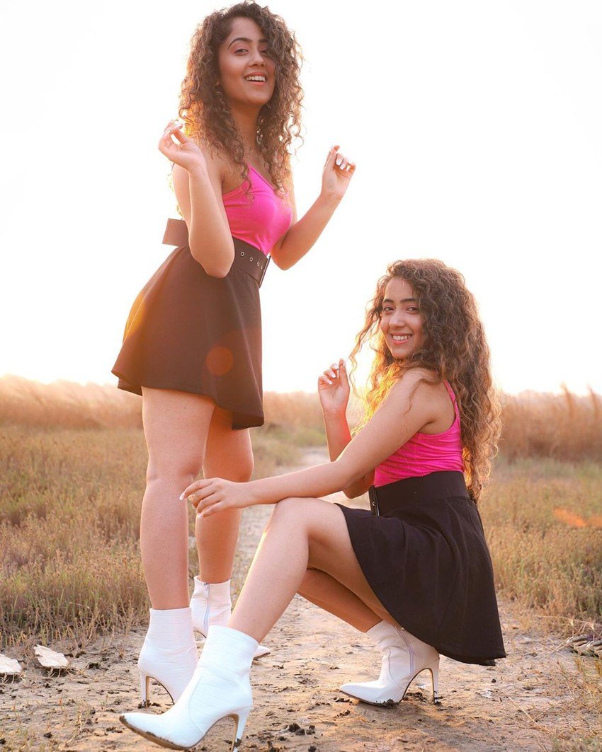 दोनों जुड़वा बहने हैं। मूल रूप से चिंकी-मिंकी दिल्ली की रहने वाली हैं।