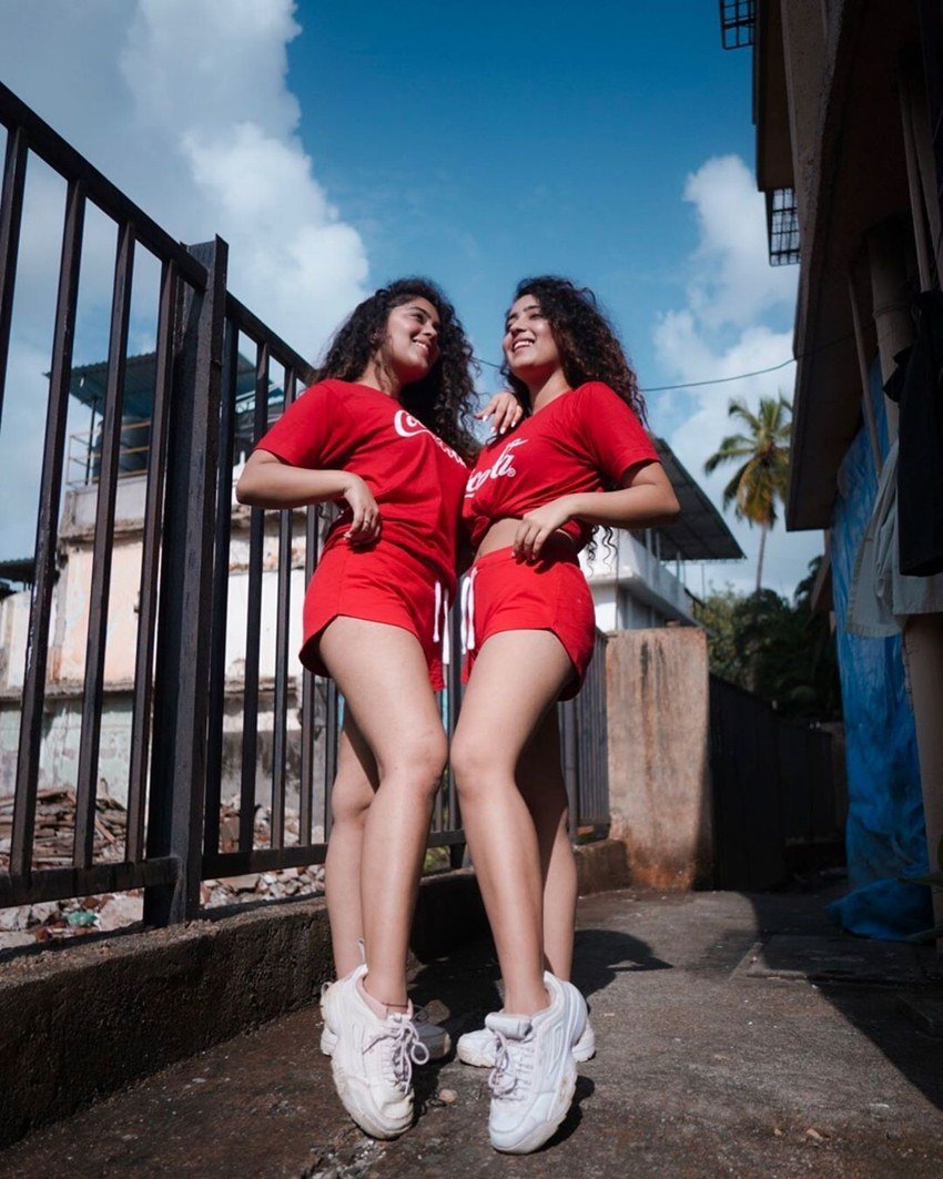 इंस्टा पर दोनों एक जैसे कपड़ों में ही तस्वीरें पोस्ट कर फैंस को कन्फ्यूज करती रहती हैं।