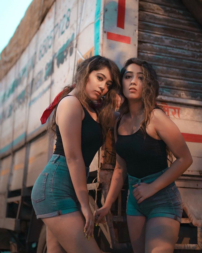 इंस्टाग्राम पर दोनों बहनों का कंबाइंड अकाउंट है। इस अकाउंट को करीब 11 लाख लोग फालो करते हैं।