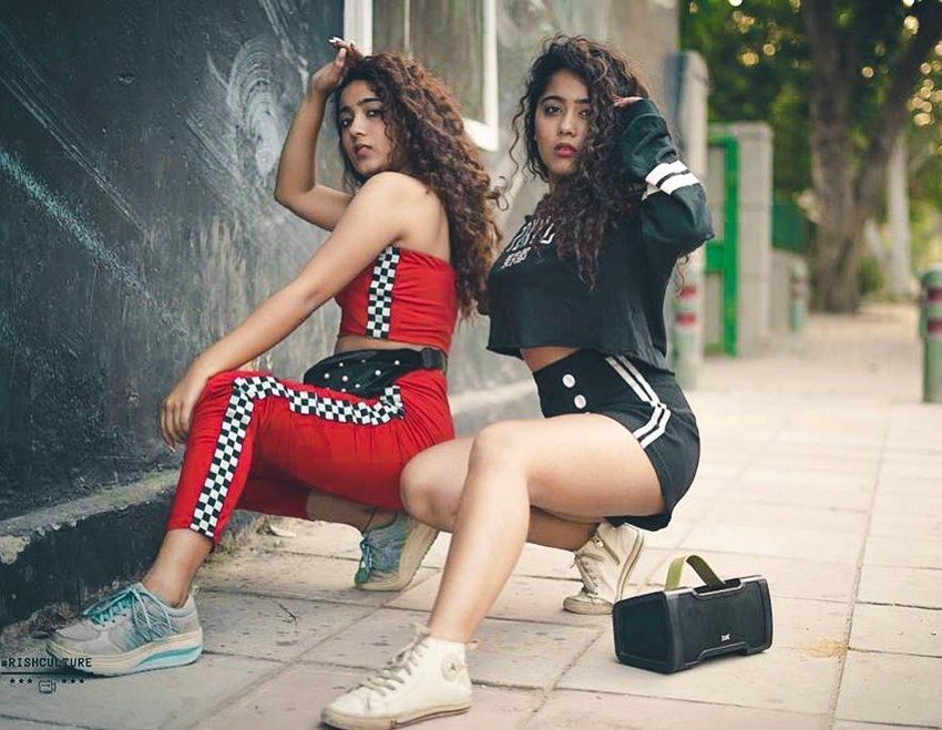 कॉलेज के दिनों से मॉडलिंग कर रहीं दोनों बहनें टिकटॉक की सुपरस्टार हैं।