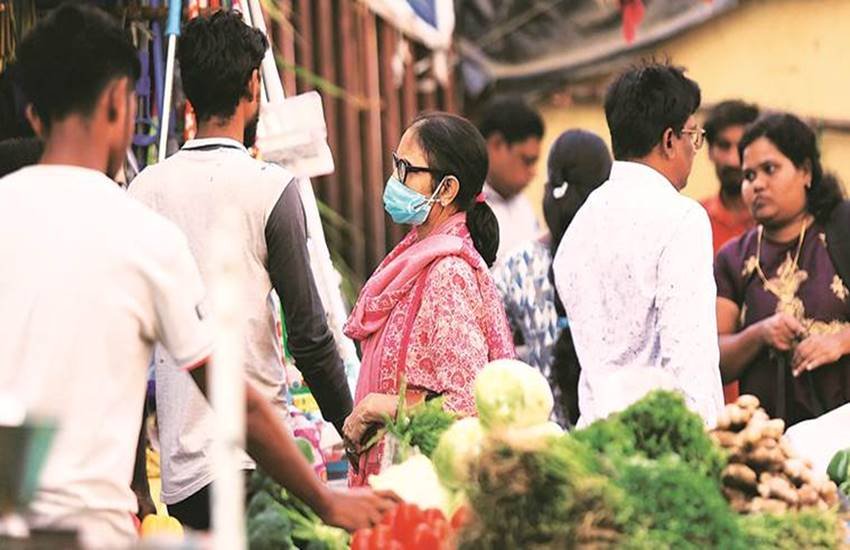 सोशल मीडिया पर कोविड -19 की खबरों से खलबली मच गई। (फोटो प्रशांत नाडकर इंडियन एक्सप्रेस)