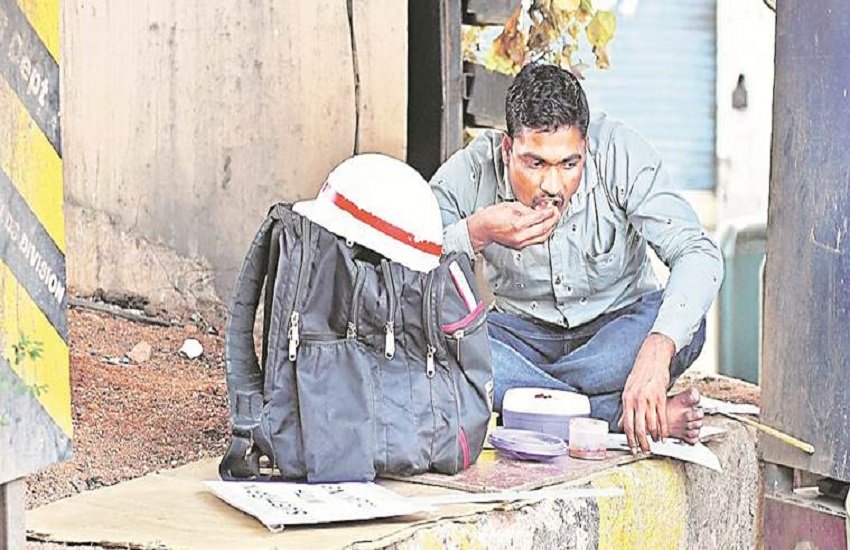 इस वायरल वीडियो को देखने के बाद कई पुलिसकर्मी भावुक हो गए।(express photo)