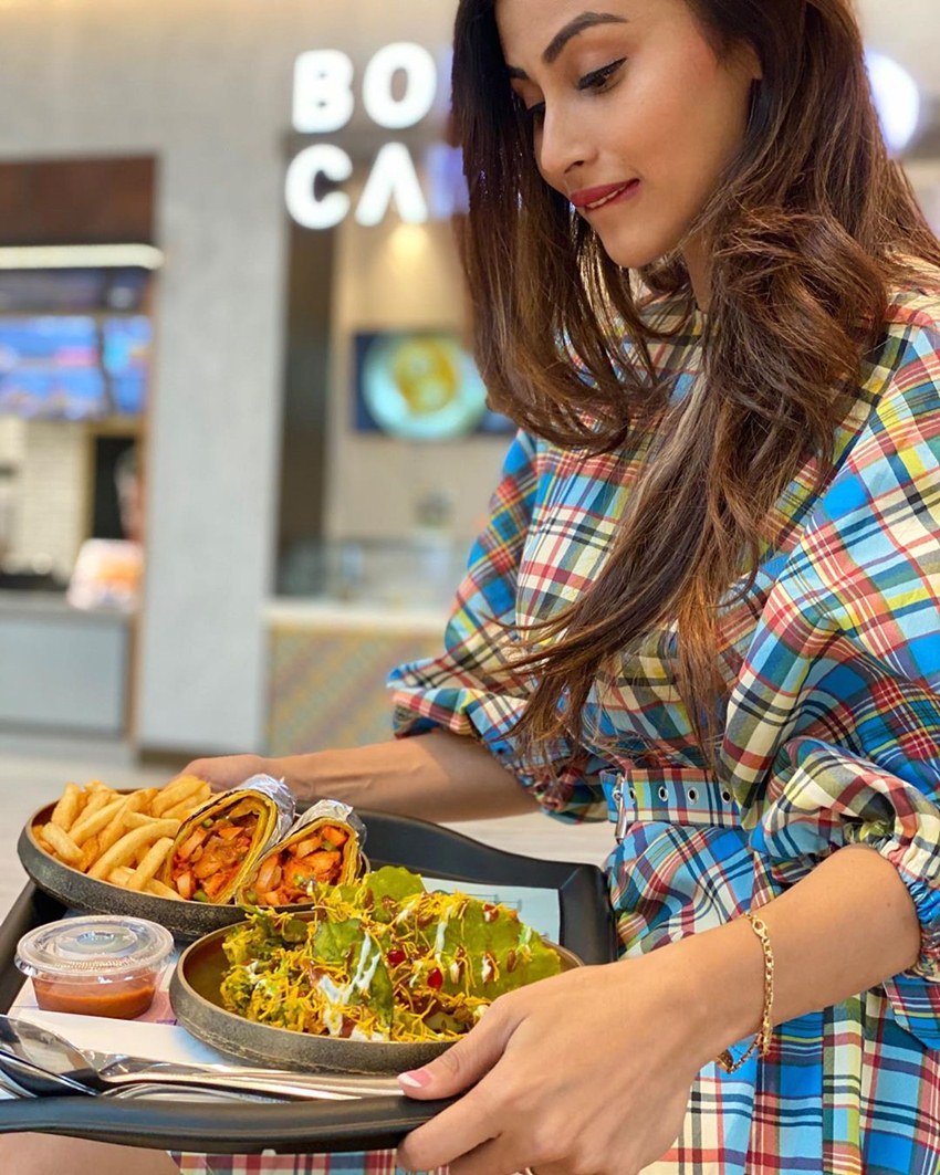 मौनी रॉय रेस्टोरेंट नहीं जा पाने की स्थिति में अपने पसंदीदा जगह से घर पर ही खाना ऑर्डर कर रही हैं।