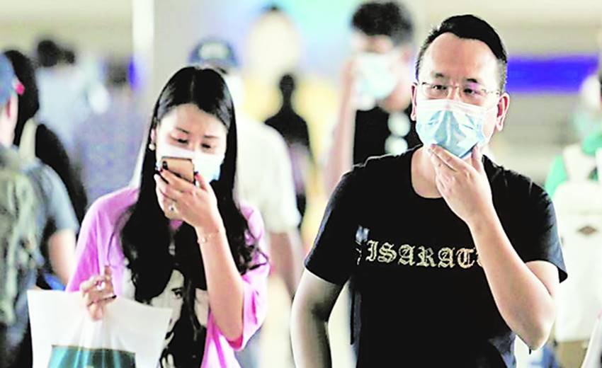 कोरोना वायरस से पीड़ित लोग (फाइल फोटो)।