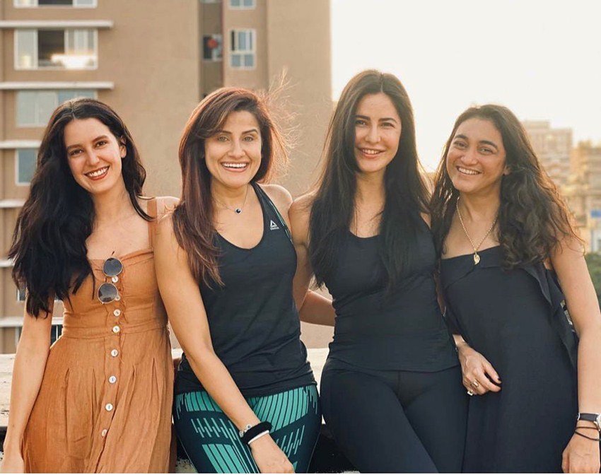 कैटरीना कैफ इन दिनों अपने घर पर ही दोस्तों के साथ टाइम स्पेंड कर रही हैं।