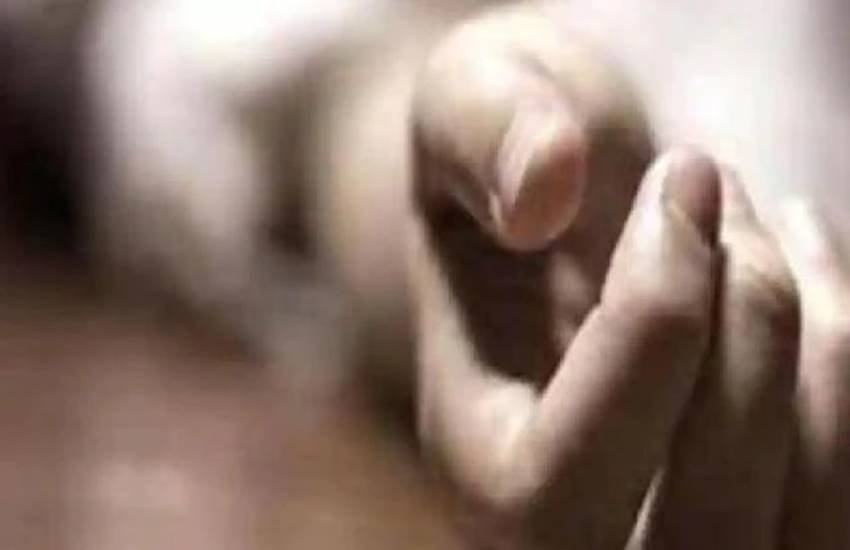 मृतक पुणे में एक निजी फर्म में काम करता था।
