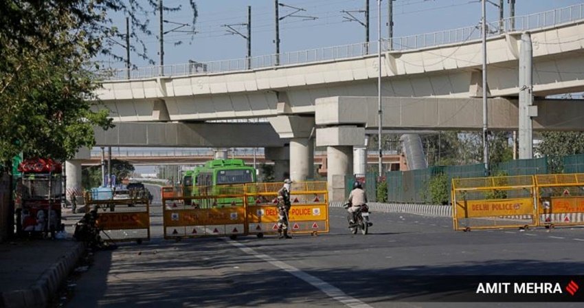 लॉकडाउन में पलायन को देखते हुए दिल्ली पुलिस ने राज्य की सभी सड़कों पर सख्ती बढ़ा दी है। खासतौर पर बॉर्डर की तरफ जाने वाली सड़कों पर ध्यान दिया जा रहा है और वहां जो भी पैदल ही दूसरे राज्यों की तरफ बढ़ रहे हैं उन्हें वापस लौटाया जा रहा है।