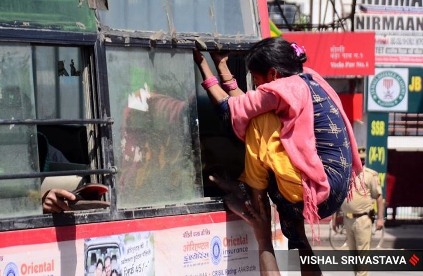केंद्र की तरफ से राज्य सरकारों को आदेश जारी किए गए हैं कि ये सुनिश्चित किया जाए कि कोई भी सड़क या हाइवे पर ना नजर आए।