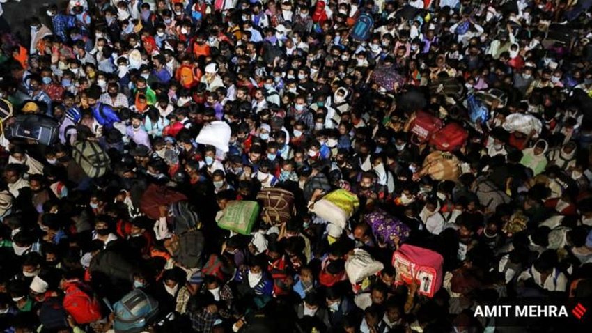 तस्वीर शनिवार शाम की है जहां गाजियाबाद के लालकुआं पर पलायन कर रहे मजदूरों की भीड़ नजर आ रही है।