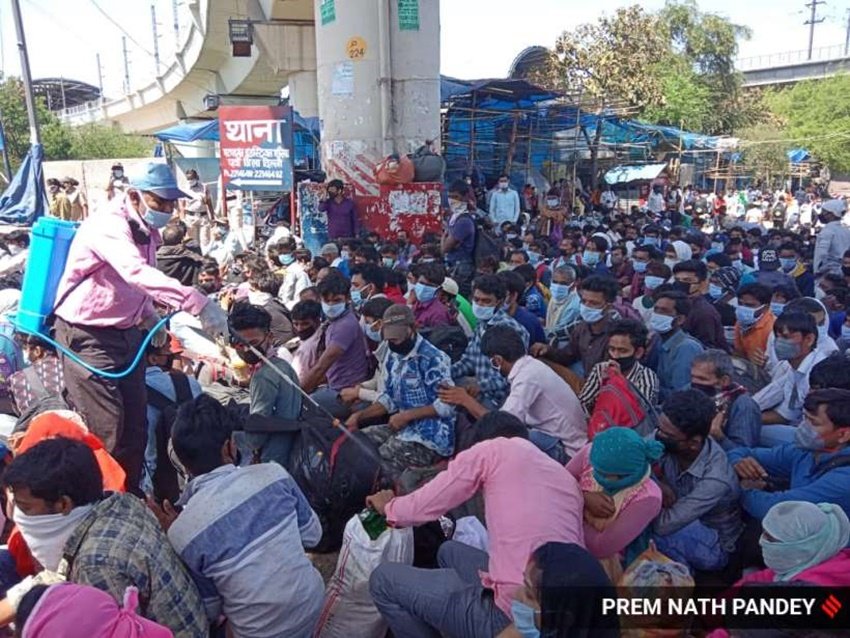 लॉकडाउन के ऐलान के बाद दिल्ली से हजारों मजदूर अपने घरों की तरफ चल पड़े। सरकार ने बड़ी संख्या में ऐसे लोगों के पलायन को देखते हुए रविवार ( 29 मार्च) को तय किया कि जो भी लॉकडाउन के दौरान यात्रा कर रहा है उसे सरकारी व्यवस्था में 14 दिन के लिए क्वैरन्टाइन में रखा जाएगा। तस्वीर आनंद बिहार बस अड्डे की है जहां बसों के इंतजार में जमा हुई भीड़ के सामान को सैनिटाइज किया जा रहा है।