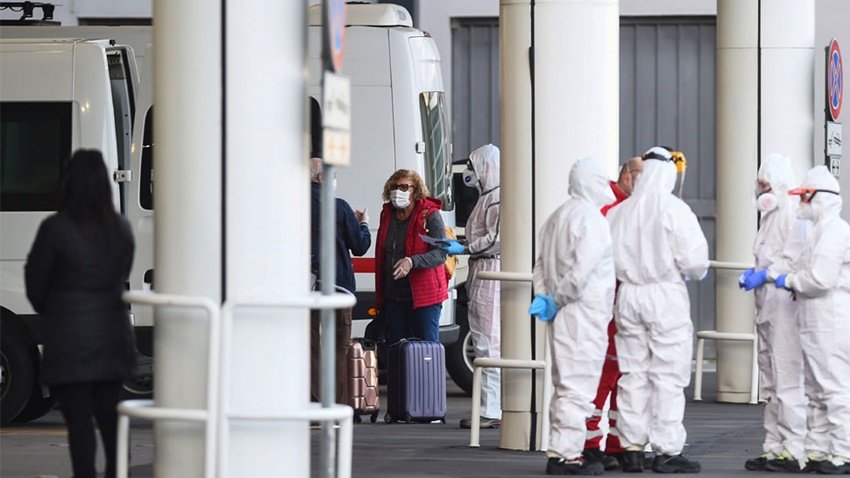 Coronavirus Outbreak: कोरोना वायरस जैसी महामारी ने पूरी दुनिया को चपेट में ले रखा है। हजारों लोगों ने अपनी जान गंवा दी है साथ ही लाखों लोग इससे संक्रमित हो चुके हैं। दुनिया के तमाम देशों की सरकारों ने इस जानलेवा महामारी से निपटने के लिए जरूरी कदम उठाए हैं। इन सबके बावजूद इटली में हालात बेहत बदतर हो चुके हैं। 24 मार्च तक इटली में 5000 से ज्यादा लोग कोरोना वायरस के संक्रमण के चलते अपनी जान गंवा चुके हैं। अभी भी 60 हजार से ज्यादा संक्रमित अस्पतालों में भर्ती हैं। संक्रमण को रोकने और लोगों की जान बचाने में वहां के डॉक्टरों ने दिन रात एक कर दिया है।