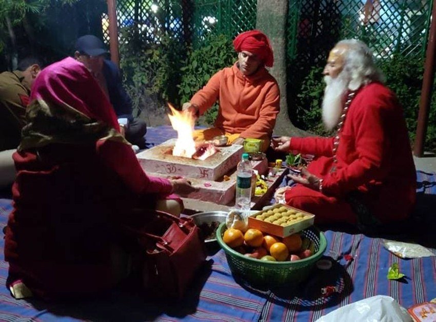 उनका ये भी कहना है कि अगर किसी को कोरोना हो जाए तो वह गोमूत्र का सेवन करना शुरू कर दे। इसस धीरे-धीरे वह ठीक हो जाएगा।