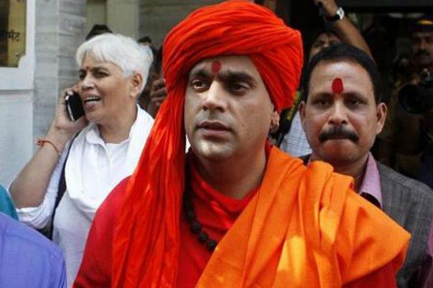 हिंदी न्यूज चैनल आजतक से बात करते हुए स्वामी चक्रपाणी ने कहा कि इस गोमूत्र पार्टी में पहले तो हवन होगा फिर कुल्हड़ में लोगों को गोमूत्र पिलाया जाएगा।