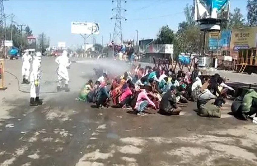 सड़क पर बैठे कुछ लोगों पर केमिकल का छिड़काव किया गया। (Video screenshot) सड़क पर बैठे कुछ लोगों पर केमिकल का छिड़काव किया गया। (Video screenshot)