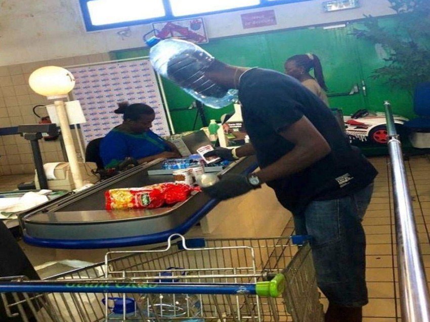 इन भाई साहब ने तो प्लास्टिक की बोतल को काट कर ही मास्क बना लिया है।