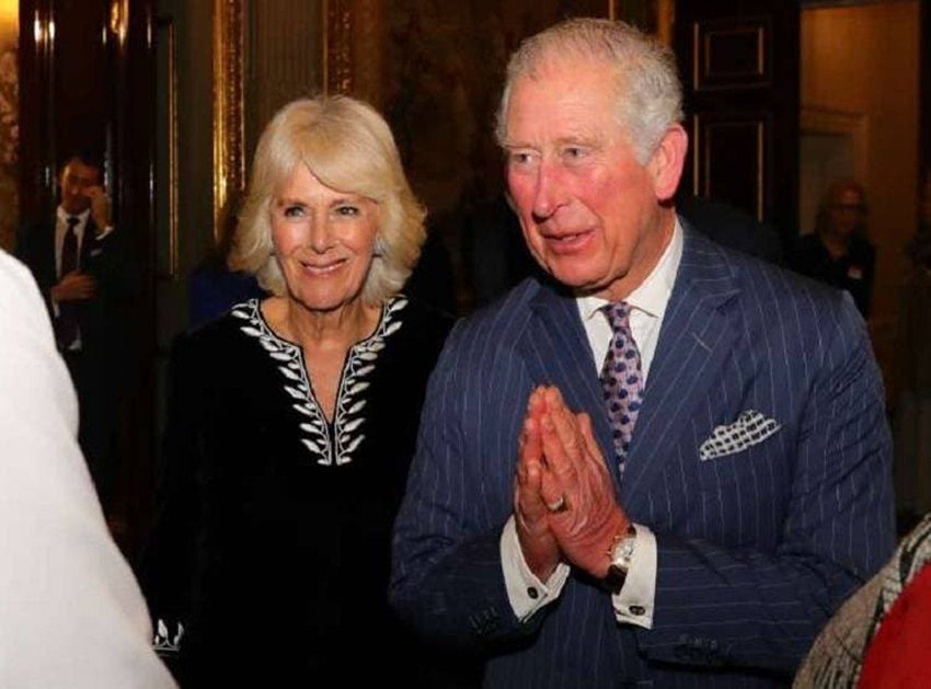 कोरोना से बचने के लिए लंदन के शाही परिवार के लोग भी हाथ मिलाने से बच रहे हैं। प्रिंस चार्ल्स भी लोगों का अभिवादन नमस्ते से करते दिखे।