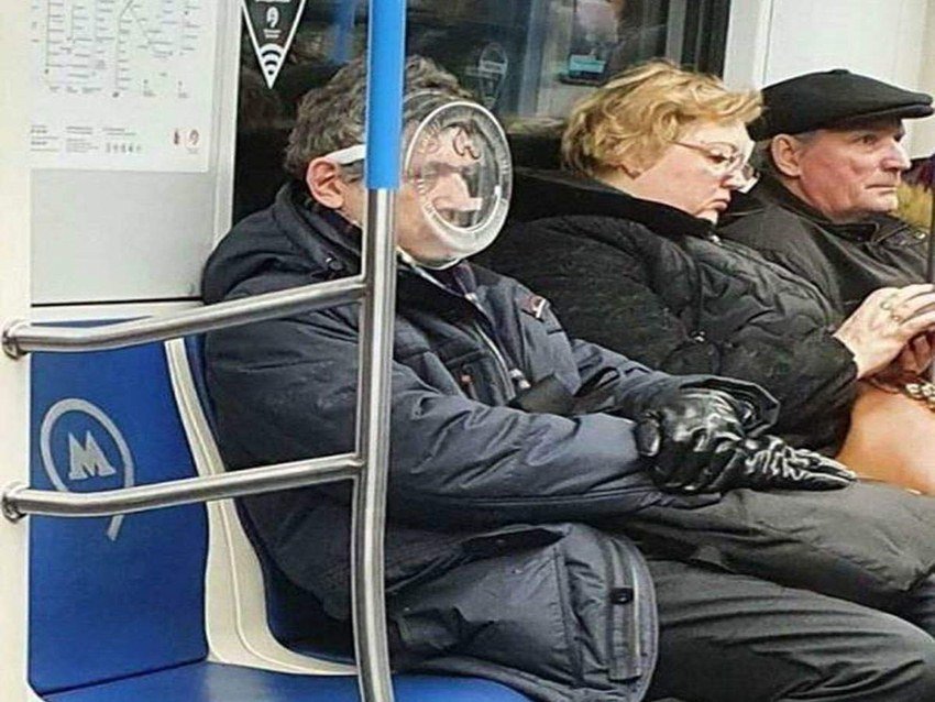 अब ये किस तरह का मास्क है ये तो लगाने वाले महानुभाव ही जानें।