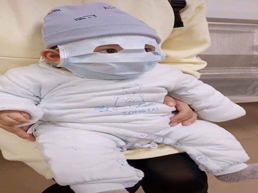 बच्चे के साइज का मास्क नहीं मिला तो कुछ इस तरह से जुगाड़ किया गया है।