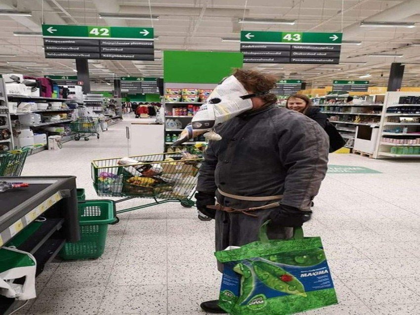 जुगाड़ से मास्क बनाने का अगर कोई कंपिटिशन हो तो इन भाईसाहब को पहला पुरस्कार मिल सकता है।