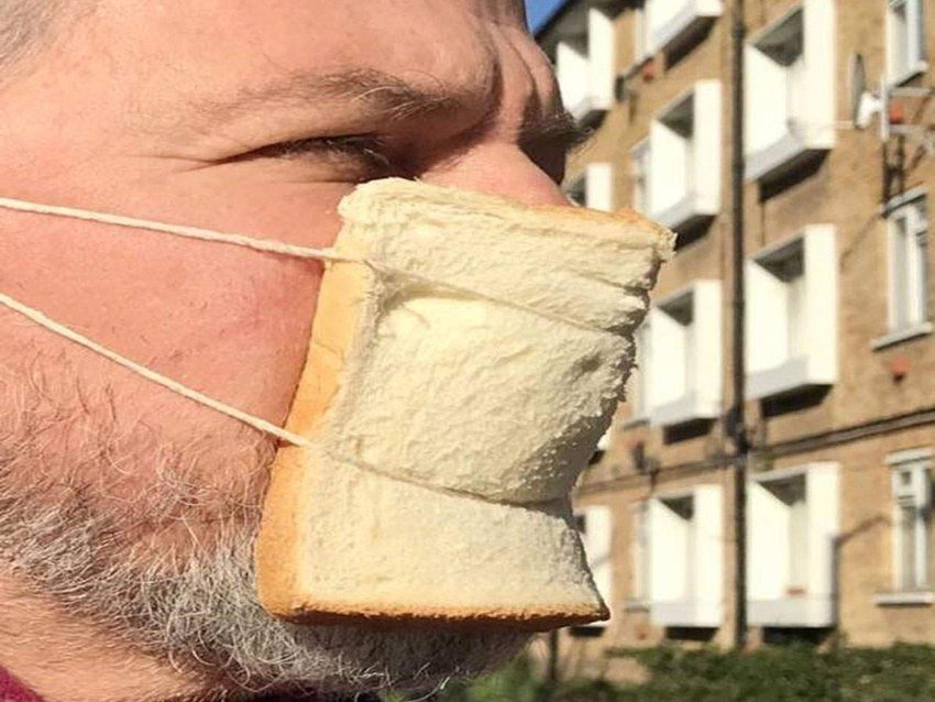 अब इन्हें कोई बताए कि ब्रेड खाने के काम आती है कोरोना से बचाव के नहीं।