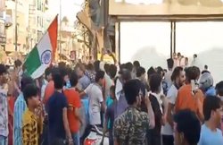 MP: इंदौर में उड़ीं सरकार की सलाह की धज्जियां, चौक-चौराहों पर भारी भीड़ जुटा ‘जनता कर्फ्यू’ को बना दिया इवेंट