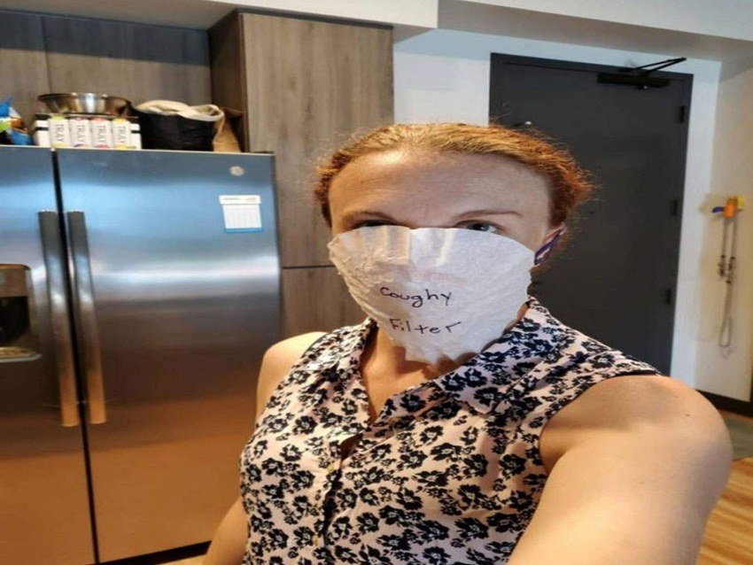 पेपर प्लेट से मास्क बनाने का खयाल पता नहीं कहां से आया होगा इन्हें।