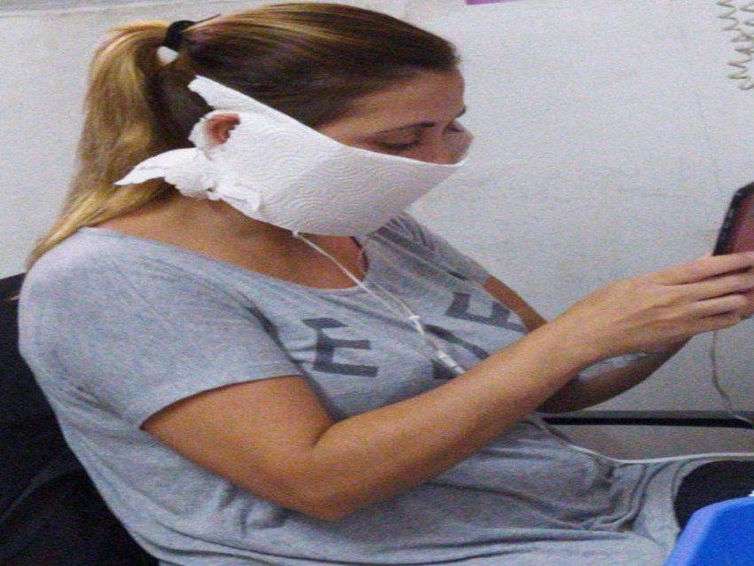 इन मोहतरमा ने तो टिसू पेपर से ही मास्क तैयार कर लिया है।