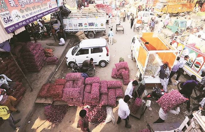ट्रक खड़े रहे, रेलवे स्टाफ रोके गए, ऑनलाइन डिलीवरी स्टाफ के साथ बदतमीजी; जानें- लॉकडाउन के हालात