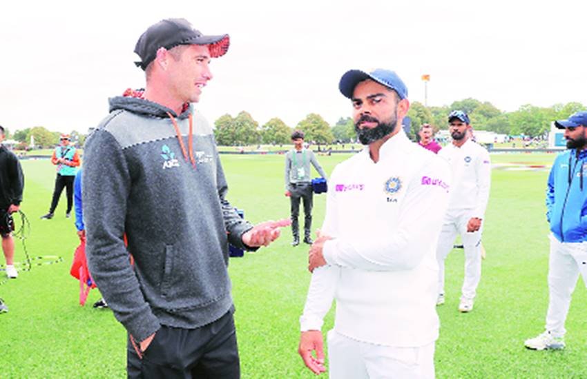 भारत और न्यूजीलैंड के बीच टैस्ट मैच के दौरान भारतीय कप्तान विराट कोहली और टिम साउदी।
