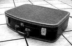 11 साल के बेटे को चाकू से गोदा, गोली मारी फिर सूटकेस में रख फेंक आई, धरी गई मां