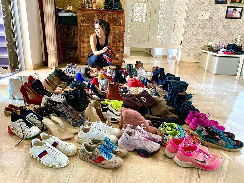 तस्वीरों में देबीना का विशाल शू कलेक्शन भी दिख रहा है जो फैंस को काफी अट्रैक्ट कर रहा है। देबीना के कलेक्शन में तरह-तरह के खूबसूरत और स्टायलिश जूते-सैंडिल दिख रहे हैं।