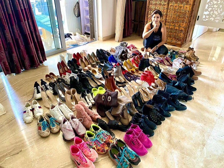 देबीना के फैंस उनके शू कलेक्शन की तस्वीरें देख कमेंट कर रहे हैं इतने जूते रखे हैं आपने..किसी जरूरतमंद को क्यों नहीं दे देतीं।